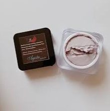 4a3c219e a507 4945 a0e1 f29774a3857a کرم ضد لک آگوستا یکی از محصولات مراقبت از پوست است که در بازار ایران مورد توجه قرار گرفته، به خصوص برای کسانی که به دنبال کاهش تیرگی ها، لکه های ناشی از آفتاب یا پیری و یکدست سازی رنگ پوست هستند. در این مطلب به ساختار کلی، طرز مصرف، نکات ایمنی، روش های تشخیص اصل بودن و موضوع قیمت و خرید از داروخانه پرداخته شده تا خواننده تصویری کامل، جامع و کاربردی دریافت کند.