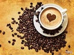 a1051b 1 قهوه از مرگ زودرس جلوگیری می کندحجم باور نکردنی از این طلای سیاه به صورت روزانه وارد بدن ما می شود ، که باعث می شود اثرات درمانی نوشیدن قهوه مورد مطالعه قرار بگیرد . براساس برخی برآوردها ، 25،2 میلیارد فنجان قهوه روزانه در سراسر جهان مصرف می شود . هر چیزی که انسان در چنین مقیاس بزرگ مصرف می کند ، استحقاق تحقیقات کامل در مورد وجود یا عدم خواص درمانی دارد . قهوه یک ترکیب پیچیده ای از مواد شیمیایی و البته طبیعی کافئین است . قهوه شامل بیش از 1000 ترکیبات متمایز و عجیب و غریب ، از جمله اسیدهای کافئوئیل کوئینیک ، اسیدهای کلروژنیک ،دی ترپن ها ، اسیدهای فرولوئیل کویونیک ، -4متیل میدازول و اسیدهای کوماروئیل موئینیک است . نتایج این تحقیقات جدید در مجله انجمن قلب آمریکا چاپ شده است و حاصل بررسی داده های چند مطالعه است . اطلاعات مربوط به عادات غذایی از طریق پرسشنامه هر 4سال یکبار و به مدت حداکثر 30سال جمع آوری شده بود .این مطالعه نشان داد که افرادی که میزان متوسطی از قهوه ( کمتر از پنج فنجان در روز ) مصرف می کنند ، خطر مرگ ناشی از بیماری های قلبی عروقی ، بیماری های عصبی ، دیابت نوع 2 و خودکشی کاهش یافته بود . نویسنده اصلی این پژوهش ، دکتر مینگ دینگ ، می گوید : مواد بیواکتیو در قهوه مقاومت به انسولین و التهاب سیستماتیک را کاهش می دهد . که ممکن است مسئول ارتباط معکوس بین مصرف قهوه و مرگ و میر باشد .دکتر فرانک هو ، همچنین می گوید که : مصرف منظم قهوه را به عنوان بخشی از یک رژیم غذایی سالم و متعادل می توان در برنامه ی غذایی گنجاند . با این حال ، جمعیت خاص مانند زنان باردار و کودکان باید کافئین بالای قهوه یا دیگر نوشیدنی ها را با احتیاط مصرف کنند . 