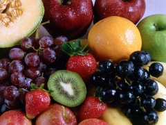 a629b 1 .برخی افراد گروهی از میوه ها مانند انگور خربزه یا هندوانه را سر سفره غذا می گذارند و همراه غذای اصلی انها را هم مصرف می کنند.بد نیست بدانید توصیه های تغذیه ای در شرایط خاص تغییر می کند.مثلا توصیه می شود در زمان روزه داری میوه ها هم مانند سبزی ها همراه غذا خورده شوند تا اب فراوان انها جلوی تشنگی در ساعت های روزه داری را بگیرد و فیبر فراوان موجود در انها باعث کند شدن تخلیه معده و در نتیجه سیری طولانی مدت تر بشود.با این حال در حالت عادی اگر میوه را همراه غذا بخورید و از بیماری سوهاضمه هم رنج ببریدعمل هضم غذا در دستگاه گوارش شما سخت تر خواهد شد بنابراین بهتر است میوه ها در بین وعده های اصلی غذایی مصرف شوند تا مشکلات گوارشی ایجاد نکنند.