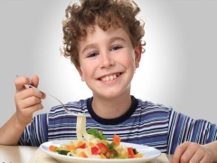 a676b 1 <p>مصرف غذاهای آماده به جای
غذاهای اصلی یا میان وعده‌ها با استقبال نوجوان روبرو می‌شود. در غذاهای آماده،
اسید فولیک، آهن، کلسیم، ریبوفلاوین، ویتامین A و ویتامین C کم است، بیش از 50 درصد کالری غذاهای
رستورانی از چربی تامین می‌شود و غذاهای تبلیغ شده توسط رسانه‌های گروهی، تلویزیون
و مجلات، اغلب غذاهای با چربی بسیار متراکم و کربوهیدرات‌های ساده می‌باشند و
بیشتر از 65 درصد این تبلیغات را نوشیدنی‌ها و شیرینی‌جات تشکیل می‌دهند.
یک رژیم ناسالم در دوره نوجوانی می‌تواند بر روی رشد و
تکامل تاثیر منفی بگذارد و این مسأله احتمالا تا دوران بزرگسالی ادامه پیدا می‌کند
و می‌تواند با ریسک بالا برای اضافه وزن، چاقی، دیابت، افزایش فشارخون، سرطان و
بیماری قلبی- عروقی مرتبط گردد.
انتخاب‌های غذایی بین نوجوانان متعدد است و شامل رژیم‌های
غیرسالم می‌باشد، دریافت بالای غذاهای آماده و دیگر غذاهای با چربی بالا و دریافت
کم میوه و سبزی و فرآورده‌های لبنیاتی و رفتارهای خوردن عجیب و غریب مثل صرف‌نظر
کردن از یک وعده غذایی در این گروه فراوان دیده می‌شود.
محیط خانواده و مدرسه
 
 در محیط خانواده دسترسی به فرآورده‌های غذایی سالم
و غیر سالم، هزینه برای انتخاب و خرید غذاها، رفتارهای والدین، مسأله فرهنگ و
قومیت و مذهب خانواده، پختن و خرید غذا، توجه والدین در مورد تغذیه نوجوانان،
الگوی وعده غذایی خانواده و ارتباط والدین و نوجوان و تحصیلات والدین می‌توانند
روی رفتارهای انتخاب غذایی در نوجوانان تاثیر بگذارند. همچنین تماشا کردن تلویزیون
و قانون‌های غذایی در خانواده مانند اینکه نوجوان بدون اجازه والدین بتواند هر
غذایی را انتخاب کند، می‌تواند روی انتخاب غذایی آنان تاثیر بگذارد.
یک رژیم ناسالم در دوره نوجوانی می‌تواند بر روی رشد و تکامل
تاثیر منفی بگذارد و این مسأله احتمالا تا دوران بزرگسالی ادامه پیدا می‌کند و می‌تواند
با ریسک بالا برای اضافه وزن، چاقی، دیابت، افزایش فشارخون، سرطان و بیماری قلبی-
عروقی مرتبط گردد
همچنین در محیط مدرسه نیز تاثیر پذیرفتن از همکلاسی،
نبود غذاهای سالم در کافه تریای مدرسه و موجود بودن انواع غذاهای آماده و انواع
چیپس، پفک و لواشک هم می‌تواند بر روی رفتار خوردن نوجوان تاثیر بگذارد.
علاوه بر موارد فوق محله و محیط زندگی یعنی به عبارتی
زندگی در نواحی شهری و روستایی هم در رفتار خوردن نوجوان تاثیر دارند، بررسی‌های
مختلف در سطح جهان نشان می‌دهند که در محیط روستایی دسترسی آسان‌تر به میوه و
دسترسی کمتر به غذاهای رستورانی وجود دارد. در واقع نوجوانان روستایی نسبت به
نوجوانان شهری مصرف بالاتر میوه و مصرف کمتر چربی اشباع را دارند.
بنابراین بهتر است غذاهای سالم را از نظر ظاهر بهتر و
خوشمزه‌تر بسازیم و آن‌ها را تنها انتخاب در دسترس قرار دهیم، تبلیغات رادیو و
تلویزیون را بیشتر به سمت تبلیغ غذاهای سالم به جای تبلیغ غذاهای پرکالری وکم‌ارزش
سوق دهیم. همچنین به والدین توصیه می‌شود که به هیچ عنوان غذاهای ناسالم خریداری
نکنند و آبمیوه و میوه را روی میز و در دسترس نوجوان قرار دهند. به نوجوانان خود
در مورد خوردن غذاهای سالم آموزش دهند. برنامه‌ای جهت وارد کردن میوه و سبزی در
رستوران‌ها تنظیم گردد. پیشنهاد برای قرار دادن بسته‌های میوه و سبزی در کافه
تریای مدرسه (هویج، کشمش، موز و غیره) هم می‌تواند روش موثری باشد، بنابراین
برنامه‌های مداخله زمانی موثر هستند و بر رفتار خوردن در نوجوانان تاثیر می‌گذارند
که علاوه بر مشارکت نوجوان محدوده وسیعی از عوامل محیطی (خانه، مدرسه، همکلاسی و
محله، دسترسی فیزیکی به غذاهای سالم و غیرسالم، قانون‌های غذایی خانواده، عادت‌های
تماشاکردن تلویزیون، حمایت‌های والدین، مذهب، فرهنگ و سنت خانواده)، فاکتورهای
اجتماعی- روانی، فاکتورهای اجتماعی- اقتصادی و فاکتورهای رفتاری و شخصی باید مدنظر
قرار گیرد.
 سایر عوامل:
وضعیت اجتماعی اقتصادی و نگرش در مورد مصرف غذاهای سالم
هم در انتخاب غذایی و خوردن در نوجوانان تاثیر می‌گذارد و اینکه چقدر برای نوجوان
سخت است که از راهنمایی‌های دیگران برای خوردن استفاده کند (نوجوانان احساس می‌کنند
هنوز خیلی زود است که برای سلامتی آن‌ها نگران باشند و توجه به توصیه دیگران
برایشان مشکل است، زیرا آن‌ها غذاهای آماده را بیشتر دوست دارند و غذاهای سالم
مانند میوه، سبزی و فرآورده‌های لبنی به نظر آن‌ها غذاهای خوشمزه‌ای نیستند که
دیگران توصیه به خوردن آن می‌کنند).
از جمله عوامل دیگری که می‌توانند بر روی انتخاب غذایی
در این دوره سنی تاثیر داشته باشند، موانع و فوایدی است که نوجوان برای انتخاب و
خوردن آن غذا احساس می‌کند، مانند اینکه به نظر آن‌ها میوه و سبزی و فرآورده‌های
لبنی، مانند دیگر غذاها خوشمزه، آماده و راحت نیستند و بنابراین نوجوانان ترجیح می‌دهند
غذاهایی را بخرند که هم خوشمزه‌تر، هم راحت‌تر و هم از نظر قیمت پایین‌تر باشند.
تصویر ذهنی نوجوان از خود، عامل مهم دیگر در انتخاب
غذایی آنان می‌تواند باشد. در واقع نوجوانان پسر دوست دارند غذاهایی را بیشتر
بخورند که به واسطه آن قد بلندتر و عضله‌دارتر شوند و وزن کسب کنند و یا از دست
بدهند، ولی در دختران انتخاب غذایی بیشتر در رابطه با از دست دادن وزن می‌باشد.
همچنین کسل بودن، شاداب بودن و استرس داشتن نوجوانان روی
تصمیم‌گیری برای انتخاب غذا و رفتار خوردن آن‌ها تاثیر می‌گذارد.
تصویر ذهنی نوجوان از خود، عامل مهم دیگر در انتخاب
غذایی آنان می‌تواند باشد.
 
در واقع نوجوانان پسر دوست دارند غذاهایی را بیشتر
بخورند که به واسطه آن قد بلندتر و عضله‌دارتر شوند و وزن کسب کنند و یا از دست
بدهند، ولی در دختران انتخاب غذایی بیشتر در رابطه با از دست دادن وزن می‌باشد
در این دوره، جنس می‌تواند عامل مهمی در انتخاب غذایی
توسط نوجوانان باشد، به‌عبارت دیگر دختران و پسران انتخاب‌های غذایی متفاوتی
دارند. همچنین گرسنگی و میل به غذا، خوشایند بودن غذا، زمان برای تهیه و آماده
کردن غذا، وضعیت و موقعیتی که نوجوان در آن قرار دارد و عادات غذایی می‌توانند
انتخاب‌های غذایی نوجوان را تغییر دهند. البته مطالعات در سطح جهان نشان داده‌اند
در شرایطی که نوجوان گرسنه هم نبوده، گاهی حتی به‌دلیل تمایل به غذایی وی‌ژه، به
دنبال آن غذا می‌رفته و علاوه بر آن، آشنایی با غذا، ظاهر غذا، بو و اینکه چطور
آماده و سرو می‌شود و درجه حرارت غذا نیز می‌تواند بر روی تصمیم‌گیری افراد در
مورد انتخاب غذاهای مختلف اثر بگذارد.
مدت زمانی که یک نوجوان برای آماده کردن و خوردن غذا صرف
می‌کند می‌تواند روی انتخاب غذاهای مختلف اثر بگذارد. مطالعات نشان می‌دهند نوجوان
ترجیح می‌دهد صبح بخوابد تا اینکه به آماده کردن صبحانه بپردازد و اینکه نمی‌خواهد
مدت طولانی برای ناهار منتظر بماند و بنابراین به سمت غذاهای رستورانی و انواع
غذاهای آماده تمایل پیدا می‌کنند. حتی اگر وقت کافی برای آماده کردن داشته باشند،
باز هم ترجیح می‌دهند که غذاهای آماده و سریع را میل کنند که حمل و نقل آن (در
کوله پشتی و...) راحت باشد.
اینکه نوجوان کجا، با چه کسی، در چه ساعتی از شبانه‌روز
و در چه فصلی باشد هم می‌تواند روی انتخاب غذایی او تاثیر بگذاردو ویتامینکم است، بیش از 50 درصد کالری غذاهای
رستورانی از چربی تامین می‌شود و غذاهای تبلیغ شده توسط رسانه‌های گروهی، تلویزیون
و مجلات، اغلب غذاهای با چربی بسیار متراکم و کربوهیدرات‌های ساده می‌باشند و
بیشتر از 65 درصد این تبلیغات را نوشیدنی‌ها و شیرینی‌جات تشکیل می‌دهندیک رژیم ناسالم در دوره نوجوانی می‌تواند بر روی رشد و
تکامل تاثیر منفی بگذارد و این مسأله احتمالا تا دوران بزرگسالی ادامه پیدا می‌کند
و می‌تواند با ریسک بالا برای اضافه وزن، چاقی، دیابت، افزایش فشارخون، سرطان و
بیماری قلبی- عروقی مرتبط گرددانتخاب‌های غذایی بین نوجوانان متعدد است و شامل رژیم‌های
غیرسالم می‌باشد، دریافت بالای غذاهای آماده و دیگر غذاهای با چربی بالا و دریافت
کم میوه و سبزی و فرآورده‌های لبنیاتی و رفتارهای خوردن عجیب و غریب مثل صرف‌نظر
کردن از یک وعده غذایی در این گروه فراوان دیده می‌شودمحیط خانواده و مدرسهدر محیط خانواده دسترسی به فرآورده‌های غذایی سالم
و غیر سالم، هزینه برای انتخاب و خرید غذاها، رفتارهای والدین، مسأله فرهنگ و
قومیت و مذهب خانواده، پختن و خرید غذا، توجه والدین در مورد تغذیه نوجوانان،
الگوی وعده غذایی خانواده و ارتباط والدین و نوجوان و تحصیلات والدین می‌توانند
روی رفتارهای انتخاب غذایی در نوجوانان تاثیر بگذارند. همچنین تماشا کردن تلویزیون
و قانون‌های غذایی در خانواده مانند اینکه نوجوان بدون اجازه والدین بتواند هر
غذایی را انتخاب کند، می‌تواند روی انتخاب غذایی آنان تاثیر بگذاردیک رژیم ناسالم در دوره نوجوانی می‌تواند بر روی رشد و تکامل
تاثیر منفی بگذارد و این مسأله احتمالا تا دوران بزرگسالی ادامه پیدا می‌کند و می‌تواند
با ریسک بالا برای اضافه وزن، چاقی، دیابت، افزایش فشارخون، سرطان و بیماری قلبی-
عروقی مرتبط گرددهمچنین در محیط مدرسه نیز تاثیر پذیرفتن از همکلاسی،
نبود غذاهای سالم در کافه تریای مدرسه و موجود بودن انواع غذاهای آماده و انواع
چیپس، پفک و لواشک هم می‌تواند بر روی رفتار خوردن نوجوان تاثیر بگذاردعلاوه بر موارد فوق محله و محیط زندگی یعنی به عبارتی
زندگی در نواحی شهری و روستایی هم در رفتار خوردن نوجوان تاثیر دارند، بررسی‌های
مختلف در سطح جهان نشان می‌دهند که در محیط روستایی دسترسی آسان‌تر به میوه و
دسترسی کمتر به غذاهای رستورانی وجود دارد. در واقع نوجوانان روستایی نسبت به
نوجوانان شهری مصرف بالاتر میوه و مصرف کمتر چربی اشباع را دارندبنابراین بهتر است غذاهای سالم را از نظر ظاهر بهتر و
خوشمزه‌تر بسازیم و آن‌ها را تنها انتخاب در دسترس قرار دهیم، تبلیغات رادیو و
تلویزیون را بیشتر به سمت تبلیغ غذاهای سالم به جای تبلیغ غذاهای پرکالری وکم‌ارزش
سوق دهیم. همچنین به والدین توصیه می‌شود که به هیچ عنوان غذاهای ناسالم خریداری
نکنند و آبمیوه و میوه را روی میز و در دسترس نوجوان قرار دهند. به نوجوانان خود
در مورد خوردن غذاهای سالم آموزش دهند. برنامه‌ای جهت وارد کردن میوه و سبزی در
رستوران‌ها تنظیم گردد. پیشنهاد برای قرار دادن بسته‌های میوه و سبزی در کافه
تریای مدرسه (هویج، کشمش، موز و غیره) هم می‌تواند روش موثری باشد، بنابراین
برنامه‌های مداخله زمانی موثر هستند و بر رفتار خوردن در نوجوانان تاثیر می‌گذارند
که علاوه بر مشارکت نوجوان محدوده وسیعی از عوامل محیطی (خانه، مدرسه، همکلاسی و
محله، دسترسی فیزیکی به غذاهای سالم و غیرسالم، قانون‌های غذایی خانواده، عادت‌های
تماشاکردن تلویزیون، حمایت‌های والدین، مذهب، فرهنگ و سنت خانواده)، فاکتورهای
اجتماعی- روانی، فاکتورهای اجتماعی- اقتصادی و فاکتورهای رفتاری و شخصی باید مدنظر
قرار گیردسایر عواملوضعیت اجتماعی اقتصادی و نگرش در مورد مصرف غذاهای سالم
هم در انتخاب غذایی و خوردن در نوجوانان تاثیر می‌گذارد و اینکه چقدر برای نوجوان
سخت است که از راهنمایی‌های دیگران برای خوردن استفاده کند (نوجوانان احساس می‌کنند
هنوز خیلی زود است که برای سلامتی آن‌ها نگران باشند و توجه به توصیه دیگران
برایشان مشکل است، زیرا آن‌ها غذاهای آماده را بیشتر دوست دارند و غذاهای سالم
مانند میوه، سبزی و فرآورده‌های لبنی به نظر آن‌ها غذاهای خوشمزه‌ای نیستند که
دیگران توصیه به خوردن آن می‌کننداز جمله عوامل دیگری که می‌توانند بر روی انتخاب غذایی
در این دوره سنی تاثیر داشته باشند، موانع و فوایدی است که نوجوان برای انتخاب و
خوردن آن غذا احساس می‌کند، مانند اینکه به نظر آن‌ها میوه و سبزی و فرآورده‌های
لبنی، مانند دیگر غذاها خوشمزه، آماده و راحت نیستند و بنابراین نوجوانان ترجیح می‌دهند
غذاهایی را بخرند که هم خوشمزه‌تر، هم راحت‌تر و هم از نظر قیمت پایین‌تر باشندتصویر ذهنی نوجوان از خود، عامل مهم دیگر در انتخاب
غذایی آنان می‌تواند باشد. در واقع نوجوانان پسر دوست دارند غذاهایی را بیشتر
بخورند که به واسطه آن قد بلندتر و عضله‌دارتر شوند و وزن کسب کنند و یا از دست
بدهند، ولی در دختران انتخاب غذایی بیشتر در رابطه با از دست دادن وزن می‌باشدهمچنین کسل بودن، شاداب بودن و استرس داشتن نوجوانان روی
تصمیم‌گیری برای انتخاب غذا و رفتار خوردن آن‌ها تاثیر می‌گذاردتصویر ذهنی نوجوان از خود، عامل مهم دیگر در انتخاب
غذایی آنان می‌تواند باشددر واقع نوجوانان پسر دوست دارند غذاهایی را بیشتر
بخورند که به واسطه آن قد بلندتر و عضله‌دارتر شوند و وزن کسب کنند و یا از دست
بدهند، ولی در دختران انتخاب غذایی بیشتر در رابطه با از دست دادن وزن می‌باشددر این دوره، جنس می‌تواند عامل مهمی در انتخاب غذایی
توسط نوجوانان باشد، به‌عبارت دیگر دختران و پسران انتخاب‌های غذایی متفاوتی
دارند. همچنین گرسنگی و میل به غذا، خوشایند بودن غذا، زمان برای تهیه و آماده
کردن غذا، وضعیت و موقعیتی که نوجوان در آن قرار دارد و عادات غذایی می‌توانند
انتخاب‌های غذایی نوجوان را تغییر دهند. البته مطالعات در سطح جهان نشان داده‌اند
در شرایطی که نوجوان گرسنه هم نبوده، گاهی حتی به‌دلیل تمایل به غذایی وی‌ژه، به
دنبال آن غذا می‌رفته و علاوه بر آن، آشنایی با غذا، ظاهر غذا، بو و اینکه چطور
آماده و سرو می‌شود و درجه حرارت غذا نیز می‌تواند بر روی تصمیم‌گیری افراد در
مورد انتخاب غذاهای مختلف اثر بگذاردمدت زمانی که یک نوجوان برای آماده کردن و خوردن غذا صرف
می‌کند می‌تواند روی انتخاب غذاهای مختلف اثر بگذارد. مطالعات نشان می‌دهند نوجوان
ترجیح می‌دهد صبح بخوابد تا اینکه به آماده کردن صبحانه بپردازد و اینکه نمی‌خواهد
مدت طولانی برای ناهار منتظر بماند و بنابراین به سمت غذاهای رستورانی و انواع
غذاهای آماده تمایل پیدا می‌کنند. حتی اگر وقت کافی برای آماده کردن داشته باشند،
باز هم ترجیح می‌دهند که غذاهای آماده و سریع را میل کنند که حمل و نقل آن (در
کوله پشتی و...) راحت باشداینکه نوجوان کجا، با چه کسی، در چه ساعتی از شبانه‌روز
و در چه فصلی باشد هم می‌تواند روی انتخاب غذایی او تاثیر بگذاردبرای مشاهده ی آخرین پیشنهادات ویژه و تخفیف های فوق العاده به وب سایت جدید ما به آدرس زیر مراجعه کرده و در کلوپ مشتریان ثبت نام کنیدwww.ideal-clinic.irفقط خانومها بخوانند ... !!!فقط خانومها بخوانند ... !!!تنگ کردن واژن با جدیدترین تکنولوژی آمریکا هم اکنون در کلینیک ایده آلبرای اطلاعات بیشتر و مشاهده فیلم روی لینک زیر کلیک کنیدتنگ کردن واژن با لیزر</p>