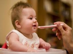 a750b 1 <p>یافته های جدید نشان میدهد  40 درصد از مادران پیش از 4 ماهگی
به نوزادان  خود غذای جامد میدهند و 9 درصد از آنها این کار را پیش از 4
هفتگی انجام میدهند.مادران اینگونه استنباط میکنند که غذای جامد باعث سبب خواب طولانی تر
نوزاد شده و کمتر گرسنه میشوند.به گفته ی محقققان خوراندن پیش از موعد غذاهای آب پز و با پوره به
نوزادان سبب کاهش مصرف شیر مادر میشود و این مساله میتواندموجب کمبود کلسیم ، آهن
و اسیدهای چرب ضروری دربدن نوزاد شود.همچنین مصرف پروتیین پیش از 4 ماهگی منجر به بروز انواع آلرژی ها
میشود.محققان 17 هفتگی را زمان مناسبی برای شروع غذاهای جامد به نوزادان میدانند.با توجه به توصیه ی پزشکان تغذیه ی کودکان با هرگونه موتد غذایی نظیر
تخمه مرغ ،میوه آجیل وگندم باید تا سن6 ماهگی به تعویق انداخت.پزشکان معتقدند به هیچ عنوان به کودک کمتر از یک سال نباید عسل
خوراند.گوشت پخته پنیر و شیر محلی نیز تا 3 سالگی توصیه نمیشود.</p>