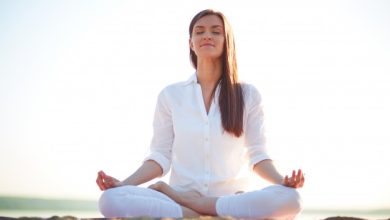 woman doing yoga exercises beach 1098 1449 رژیم گرفتن از مواردی است که خیلی از افراد در طول دوره زندگی خود آن را تجربه می‌کنند.