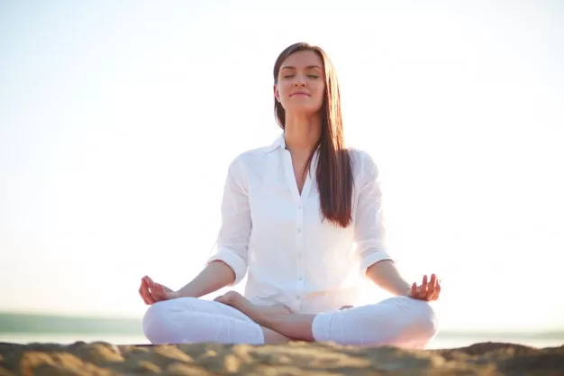 woman doing yoga exercises beach 1098 1449 jpg رژیم گرفتن از مواردی است که خیلی از افراد در طول دوره زندگی خود آن را تجربه می‌کنند.