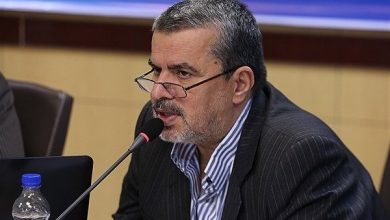 2425635 به گزارش خبرگزاری مهر، محمد اسماعیل مطلق، در اولین جلسه کمیته فنی ارتقای سلامت محصولات کشاورزی، بر ضرورت سلامت سبزی، صیفی و میوه‌ها از نظر باقیمانده سموم و دفع آفات و نیترات حاصل از کودهای شیمیایی تاکید کرد و گفت: حفظ سلامت و ایمنی غذا یکی از الزامات دستیابی به امنیت غذایی در کشور به حساب می‌آید و لازم است در تمام زنجیره غذا از مرحله تولید تا مصرف، دستگاه‌های اجرایی مربوطه به وظایف و تکالیف خود به دقت عمل کنند تا مردم کشور به غذای سالم دسترسی داشته باشند.
