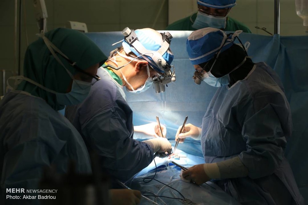 2820403 به گزارش خبرگزاری مهر، در این جراحی برای اولین بار در دانشگاه علوم پزشکی شهیدبهشتی در بیمارستان شهیدمدرس به صورت همزمان دو دریچه آئورت و تریکوسپید برای بیمار تعبیه شد. در این عمل جراحی خانم ۸۴ ساله مبتلا به تنگی شدید دریچه آئورت و تنگی دریچه بیولوژیک که سابقه تعویض دریچه تریکوسپید و میترال در ۳۰ سال پیش را داشت، توسط محمدحسن نمازی اینترونشنال کاردیولوژیست و تیم همراهش با موفقیت درمان شد. در این روش به صورت همزمان دریچه آئورت و دریچه تریکوسپید به روش پرکوتانئوس زیرجلدی از طریق شریان و ورید رانی و بدون نیاز به جراحی قلب باز برای بیمار تعبیه شد. بر اساس این گزارش عمل جراحی موفقیت آمیز بود و این زن ۸۴ ساله پس از سه روز با حال عمومی خوب از بیمارستان مرخص شد.