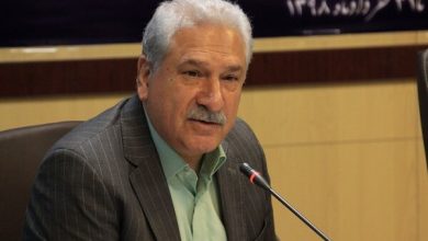 3154132 1 به گزارش خبرگزاری مهر، محمدرضا مسجدی، با بیان اینکه میزان مصرف دخانیات بین زنان و دختران ایرانی در مقایسه با کشورهای اطراف ما هنوز کم است، گفت: بیشترین هدف گذاری برای جذب زنان و دختران به بازار مصرف استفاده از قلیان است، در خانواده ایرانی هنوز حرمت وجود دارد، اما قلیان دسته جمعی مصرف می‌شود که این امر ناخودآگاه اساس خانواده را تهدید می‌کند.