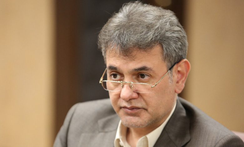 سهم دولت از تأمین هزینه های درمانی مردم 1 3581121 محمدمهدی ناصحی، در گفتوگو با خبرنگار مهر به موضوع مدیریت منابع مالی حوزه سلامت از طریق بیمهها اشاره کرد و افزود: بیمهها به عنوان تأمین کننده منابع مالی یا محافظت مالی از مردم در برابر هزینههای درمان، وظایفی دارند؛ در کشور ما نیز بر اساس مصوبات مجلس بحث تجمیع منابع سلامت و مدیریت آن در بیمهها مورد تاکید است.