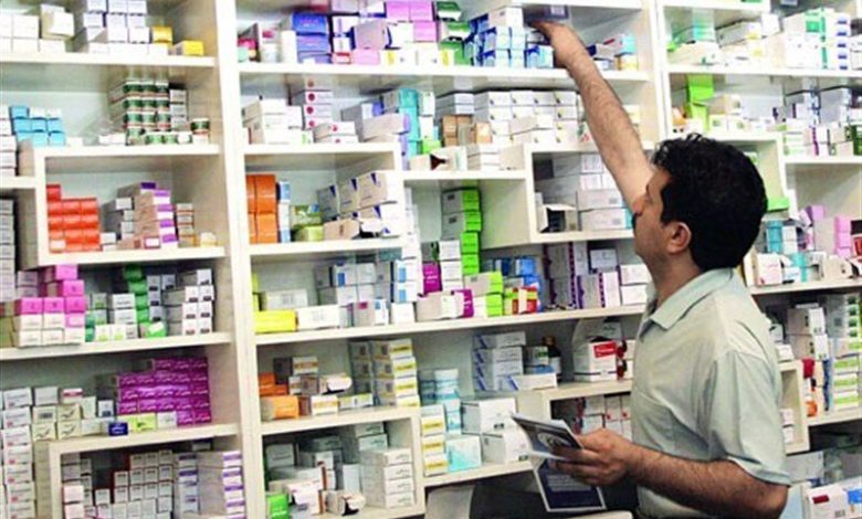 خدمات بیمه سلامت به زوجین نابارور/ پوشش ۶۳ قلم داروی تخصصی 1 3708725 1 مهدی رضایی، در گفتوگو با خبرنگار مهر به خدمات بیمه سلامت برای زوجین نابارور، اشاره کرد و گفت: خدمات درمان ناباروری در راستای اجرای قانون جوانی جمعیت و حمایت از خانواده صورت میگیرد. وی از پرداخت ۹۰ درصد هزینههای درمانی زوجین نابارور در مراکز دولتی خبر داد و افزود: بیمه سلامت در پوشش خدمات درمان ناباروری، گامهای خوبی برداشته است. رضایی به پوشش بیمهای ۶۳ قلم داروی تخصصی درمان ناباروری اشاره کرد و گفت: ۲۸ قلم لوازم تجهیزات پزشکی و ۶۵ قلم آزمایشهای تخصصی، از دیگر خدمات بیمه سلامت به زوجین نابارور است. معاون بیمه و خدمات سازمان بیمه سلامت ایران، همچنین از ۷ خدمت تصویربرداری و ۲۰ کُد خدمت جراحی خبر داد و افزود: این خدمات با تعرفههای دولتی در مراکز دولتی و در سایر مراکز، با تعرفههای عمومی غیر دولتی محاسبه میشود. به گفته رضایی، در ۶ ماهه نخست ۱۴۰۲، سازمان بیمه سلامت بیش از ۳۷۵ میلیارد تومان برای خدمات درمان ناباروری هزینه کرده است.
