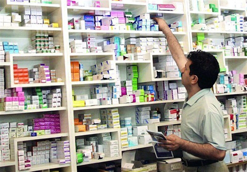 3708725 1 مهدی رضایی، در گفت‌وگو با خبرنگار مهر به خدمات بیمه سلامت برای زوجین نابارور، اشاره کرد و گفت: خدمات درمان ناباروری در راستای اجرای قانون جوانی جمعیت و حمایت از خانواده صورت می‌گیرد. وی از پرداخت ۹۰ درصد هزینه‌های درمانی زوجین نابارور در مراکز دولتی خبر داد و افزود: بیمه سلامت در پوشش خدمات درمان ناباروری، گام‌های خوبی برداشته است. رضایی به پوشش بیمه‌ای ۶۳ قلم داروی تخصصی درمان ناباروری اشاره کرد و گفت: ۲۸ قلم لوازم تجهیزات پزشکی و ۶۵ قلم آزمایش‌های تخصصی، از دیگر خدمات بیمه سلامت به زوجین نابارور است. معاون بیمه و خدمات سازمان بیمه سلامت ایران، همچنین از ۷ خدمت تصویربرداری و ۲۰ کُد خدمت جراحی خبر داد و افزود: این خدمات با تعرفه‌های دولتی در مراکز دولتی و در سایر مراکز، با تعرفه‌های عمومی غیر دولتی محاسبه می‌شود. به گفته رضایی، در ۶ ماهه نخست ۱۴۰۲، سازمان بیمه سلامت بیش از ۳۷۵ میلیارد تومان برای خدمات درمان ناباروری هزینه کرده است.