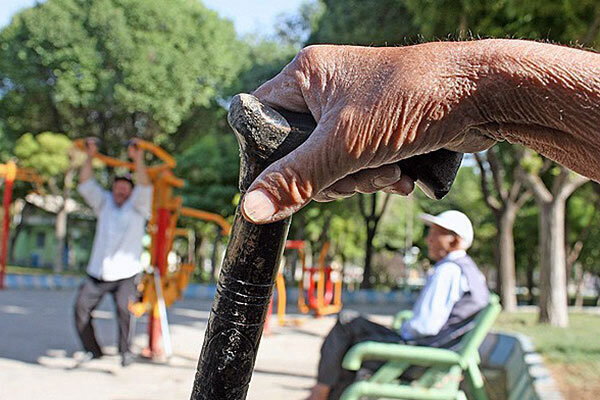 پوکی استخوان یک تهدید اقتصادی و اجتماعی است 1 3916525 به گزارش خبرگزاری مهر، فاطمه حاجی ولی زاده، با اشاره به شعار روز جهانی پوکی استخوان با عنوان "استخوانهای بهتری بسازیم" بر ضرورت توجه به پوکی استخوان به عنوان یک بیماری خاموش به ویژه در سالمندان تاکید کرد و گفت: در چند دهه گذشته یکی از تغییرات چشمگیر در حوزه سلامت تغییر الگوی مرگ و میر و افزایش سهم بیماریهای غیر واگیر بوده است.