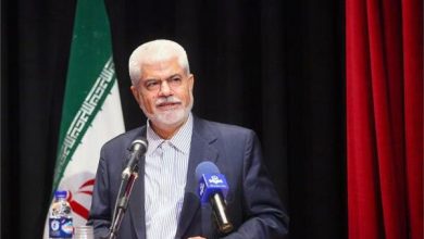 3956055 به گزارش خبرنگار مهر، حسینعلی شهریاری، روز دوشنبه در همایش بیمه سلامت در مرکز همایش‌های صداوسیما، گفت: متأسفانه وقتی برنامه‌ها را می‌نویسیم، نه منابع مالی به اندازه کافی دیده می‌شود و نه نیروی انسانی مورد نیاز را تأمین می‌کنیم. وی افزود: قطعاً اگر منابع مالی در اجرای برنامه‌ها پیش بینی نشود، دچار مشکل خواهیم شد. شهریاری به مشکلات بیمارستان‌های دولتی اشاره کرد و گفت: تمامی دانشگاه‌های علوم پزشکی کشور، مطالبات بسیار زیادی دارند که عدم وصول آنها، مشکل ساز شده است. وی با اشاره به وضعیت قابل قبول بیمه سلامت در مقایسه با بیمه تأمین اجتماعی در پرداخت مطالبات بیمارستان‌ها، افزود: متأسفانه بیشترین حجم مطالبات بیمارستان‌های دولتی متوجه سازمان تأمین اجتماعی است. شهریاری گفت: اگر به همین روال پیش برویم و پرداخت مطالبات به تأخیر بیافتد، اداره بیمارستان‌های دولتی مشکل خواهد شد. رئیس کمیسیون بهداشت و درمان مجلس تاکید کرد: وقتی منابع مالی تأمین نشود و پرداخت مطالبات بیمارستان‌ها به تأخیر بیافتد، بیماران دچار آسیب خواهند شد.