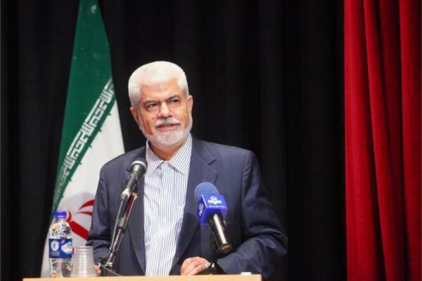 اداره بیمارستانهای دولتی دچار مشکل شده است 1 3956055 به گزارش خبرنگار مهر، حسینعلی شهریاری، روز دوشنبه در همایش بیمه سلامت در مرکز همایشهای صداوسیما، گفت: متأسفانه وقتی برنامهها را مینویسیم، نه منابع مالی به اندازه کافی دیده میشود و نه نیروی انسانی مورد نیاز را تأمین میکنیم. وی افزود: قطعاً اگر منابع مالی در اجرای برنامهها پیش بینی نشود، دچار مشکل خواهیم شد. شهریاری به مشکلات بیمارستانهای دولتی اشاره کرد و گفت: تمامی دانشگاههای علوم پزشکی کشور، مطالبات بسیار زیادی دارند که عدم وصول آنها، مشکل ساز شده است. وی با اشاره به وضعیت قابل قبول بیمه سلامت در مقایسه با بیمه تأمین اجتماعی در پرداخت مطالبات بیمارستانها، افزود: متأسفانه بیشترین حجم مطالبات بیمارستانهای دولتی متوجه سازمان تأمین اجتماعی است. شهریاری گفت: اگر به همین روال پیش برویم و پرداخت مطالبات به تأخیر بیافتد، اداره بیمارستانهای دولتی مشکل خواهد شد. رئیس کمیسیون بهداشت و درمان مجلس تاکید کرد: وقتی منابع مالی تأمین نشود و پرداخت مطالبات بیمارستانها به تأخیر بیافتد، بیماران دچار آسیب خواهند شد.