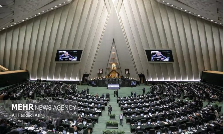 وزارت بهداشت موظف به نظارت بر توزیع داروهای سنتی شد 1 4004810 به گزارش خبرنگار مهر، نمایندگان مجلس شورای اسلامی در جلسه علنی نوبت صبح امروز (سهشنبه ۲۵ مهر ماه) و در جریان ادامه بررسی گزارش کمیسیون تلفیق لایحه برنامه هفتم توسعه، بند (چ) ماده ۶۹ لایحه را به تصویب رساندند. چ- وزارت بهداشت، درمان و آموزش پزشکی موظف است همزمان با ارتقاء جایگاه خدمات طب سنتی ایرانی نسبت به ساماندهی خدمات طب سنتی بر اساس شواهد علمی و توسعه خدمات آموزشی، پژوهشی، بهداشتی، درمانی و دارویی و تهیه فهرست فرآوردهها و داروهای سنتی و گیاهی کشور و نظارت بر توزیع و عرضه آنها در مراکز و اماکن مجاز اقدام نماید.