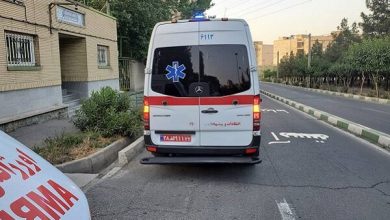 4159063 به گزارش خبرنگار مهر، نمایندگان در جلسه علنی نوبت صبح امروز (سه شنبه ۲۵ مهر ماه) مجلس شورای اسلامی و در جریان بررسی جزییات لایحه برنامه هفتم توسعه، با بند الحاقی ۱ ماده ۶۹ این لایحه موافقت کردند. بر اساس این مصوبه، از سال دوم اجرای برنامه کلیه شرکت های تولیدکننده و واردکننده خودرو و موتورسیکلت مکلفند حسب مورد به ازای فروش هر دستگاه خودرو، ماشین آلات سنگین و سبک و موتورسیکلت، یک درصد (%۱) از قیمت فروش خود را جهت خرید و تحویل آمبولانس و موتورلانس به جمعیت هلال احمر جمهوری اسلامی ایران و ناوگان اورژانس زمینی سازمان اورژانس کشور اختصاص دهند. سند جامع مراقبت‌های سلامت تهیه می‌شود مطابق با بند الحاقی ۳ ماده ۶۹ لایحه، وزارت بهداشت، درمان و آموزش پزشکی با همکاری سازمان های نظام پزشکی و نظام پرستاری جمهوری اسلامی ایران و سایر ذی نفعان مکلف است در سال اول اجرای برنامه، سند جامع مراقبت های سلامت را تهیه نموده و به تصویب هیأت وزیران برساند و نسبت به اجرای آن از سال دوم اجرای این قانون اقدام کند.