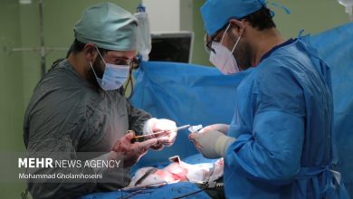 4188722 به گزارش خبرگزاری مهر، بابک نیکومرام، در برنامه رادیویی با موضوع ماندگاری پزشکان در مناطق کم‌برخوردار، به مشکلات جراحان فوق تخصص پلاستیک اشاره کرد و گفت: چون در مراکز دولتی بیمار به همکاران بنده ارجاع نمی‌شود و خیلی از آنها فقط باید در دانشگاه کار کنند، انتظار دارند شرایط درآمدی و معیشت آنها در شأن جایگاهی که دارند، باشد.