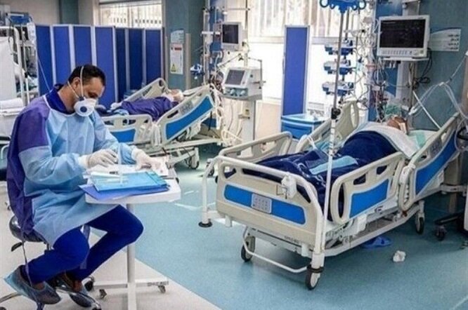 اعلام آمار کرونا در هفته گذشته/ ۱۰۵۹ مبتلا و ۵۰ فوتی 1 4303573 به گزارش خبرگزاری مهر، بنابر اعلام وزارت بهداشت از ۲۳ تا ۲۹ مهر، ۱۰۵۹ بیمار جدید مبتلا به کووید در کشور شناسایی شده است. در همین مدت، ۵۰ بیمار کووید جان خود را از دست داده اند.