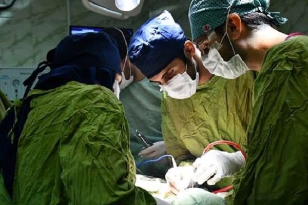 ارجاع ۴۲۹۷ پرونده تخلفات در حوزه درمان به مراجع قضایی و تعزیرات 1 4321612 1 به گزارش خبرگزاری مهر، سیدحسین حاجی میرزایی، در اجلاس معاونان درمان دانشگاههای علوم پزشکی کشور با اشاره به تشکیل قرارگاه مرکزی نظارت بر سلامت در معاونت درمان وزارت بهداشت، گفت: این قرارگاه در تمامی دانشگاهها تشکیل میشود.