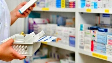 4348984 به گزارش خبرنگار مهر، وقتی وارد داروخانه می‌شوید و شربت سرماخوردگی، دیفن هیدرامین، قرص استامینوفن، ایبوپروفن و…، را با قیمت متفاوت از داروخانه‌ای چند صد متر آن طرف تهیه می‌کنید؛ این سوال به ذهن خطور می‌کند که چرا قیمت داروهای مشابه باید یکسان نباشد، در حالی که قیمت گذاری دارو توسط سازمان غذا و دارو انجام می‌شود و اینگونه نیست که هر شرکت دارویی یا داروخانه‌ای، بتواند برای خودش نرخ تعیین کند.