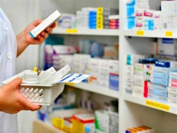 چرا برخی داروها چند قیمتی هستند/ واکنش داروسازان به تفاوت قیمت ها 1 4348984 به گزارش خبرنگار مهر، وقتی وارد داروخانه میشوید و شربت سرماخوردگی، دیفن هیدرامین، قرص استامینوفن، ایبوپروفن و…، را با قیمت متفاوت از داروخانهای چند صد متر آن طرف تهیه میکنید؛ این سوال به ذهن خطور میکند که چرا قیمت داروهای مشابه باید یکسان نباشد، در حالی که قیمت گذاری دارو توسط سازمان غذا و دارو انجام میشود و اینگونه نیست که هر شرکت دارویی یا داروخانهای، بتواند برای خودش نرخ تعیین کند.