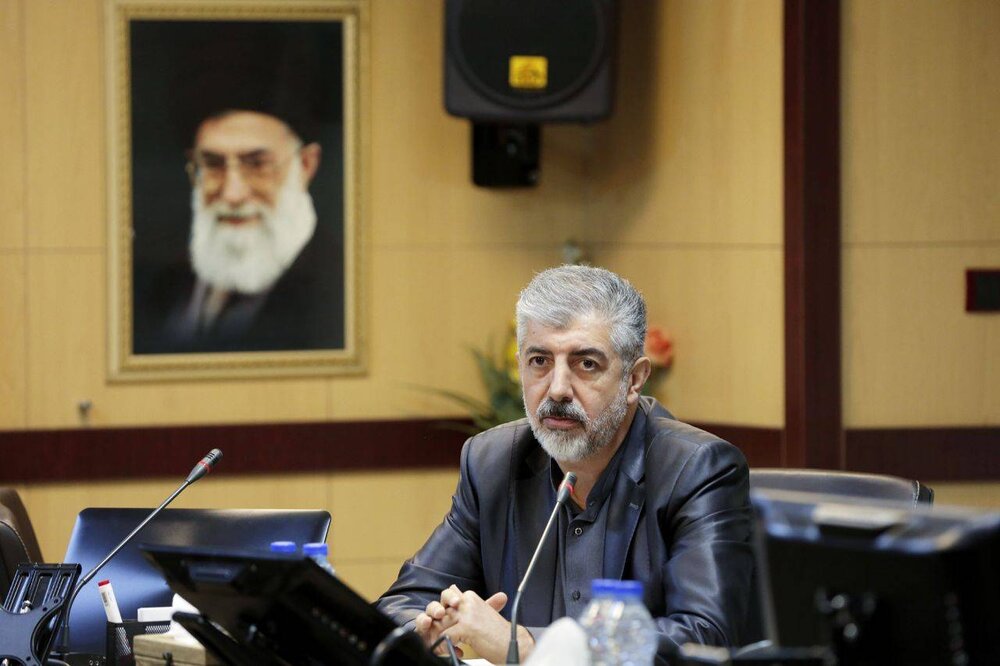 4417742 به گزارش خبرگزاری مهر، سیف اله مرادی، در همایش معاونین توسعه مدیریت و منابع دانشگاه‌ها، دانشکده‌های علوم پزشکی و سازمان‌های وابسته وزارت بهداشت با تأکید بر اهمیت نیروی انسانی به عنوان ارزشمندترین سرمایه نظام سلامت، به‌کارگیری نیروی کارآمد، متدین و متخصص را از برنامه‌های وزارت بهداشت برای ارائه خدمت شایسته‌تر به مردم عنوان کرد. وی با اشاره به برگزاری آزمون استخدامی وزارت بهداشت در سطح کشور، تصریح کرد: داوطلبان آمادگی لازم را برای فراخوان انجام مصاحبه‌های استخدامی داشته باشند. مدیرکل منابع انسانی وزارت بهداشت تاکید کرد: پذیرفته شدگان آزمون کتبی برای انجام مصاحبه استخدامی فراخوان خواهند شد. وی ادامه داد: مصاحبه استخدامی در دو بخش مصاحبه عمومی و مصاحبه تخصصی انجام خواهد شد. مرادی، ابراز امیدواری کرد با انسجام شکل‌گرفته در حوزه‌های مختلف درگیر در فرآیند استخدام، بتوان به‌زودی شاهد حضور نیروهای جدید در بدنه مراکز بهداشتی و درمانی برای ارائه خدمت به مردم بود.