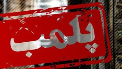 4509036 به گزارش خبرگزاری مهر، سردار دوستعلی جلیلیان گفت: مأموران پلیس آگاهی این فرماندهی با اشراف اطلاعاتی خود یک تبعه خارجی را که در محیطی کاملاً غیر بهداشتی اقدام به دایر کردن یک واحد دندانسازی غیر مجاز کرده بود، شناسایی کردند. وی افزود: مأموران پلیس با شناسایی محل فعالیت این فرد در یکی از خیابان‌های شهرستان زابل، به همراه نماینده دانشگاه علوم پزشکی از این محل بازدید کردند. فرمانده انتظامی استان تصریح کرد: با هماهنگی قضائی محل مورد نظر مهروموم، متهم دستگیر و اقلام دندانپزشکی تحویل نماینده دانشگاه علوم پزشکی شد. سردار جلیلیان از شهروندان خواست: قبل از مراجعه به مطب‌های دندانپزشکی حتماً از رعایت مسائل بهداشتی در محل مذکور اصالت و دارای مجوز بودن آن اطمینان حاصل و در صورت مشاهده هرگونه تخلف، موضوع را به مرکز فوریت‌های پلیسی ۱۱۰ اطلاع رسانی کنند. ش