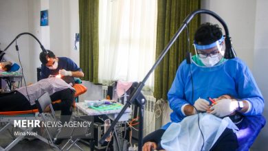 4576218 به گزارش خبرنگار مهر، محمدمهدی ناصحی، صبح چهارشنبه در برنامه صبح بخیر ایران شبکه یک سیما، با اشاره به مشکلات مردم در پرداخت هزینه‌های دندانپزشکی، گفت: متأسفانه خدمات دندانپزشکی در بیمه‌های پایه خیلی جایگاه نداشت و بیمه سلامت از دو سال قبل در این حوزه خدماتی را پوشش می‌دهد. وی با اشاره به طرحی که در شورای عالی بیمه سلامت مطرح است، افزود: بر اساس این طرح، تمامی خدمات دندانپزشکی به جز ایمپلنت و ارتودنسی، تحت پوشش بیمه‌های پایه قرار خواهد گرفت. ناصحی ادامه داد: اجرایی شدن این طرح نیازمند همراهی و موافقت سازمان برنامه و بودجه است که امیدواریم مشکلات بهداشت دهان و دندان مردم حل شود. وی افزود: اجرای چنین طرح‌هایی در راستای کاهش پرداخت از جیب مردم مردم صورت می‌گیرد. مدیرعامل سازمان بیمه سلامت ایران، در خصوص خدمات روانشناسی که تحت پوشش بیمه پایه قرار گرفته است، اظهار داشت: ویزیت روانشناسی و روان درمانی فردی، گروهی و خانوادگی، توسط بیمه‌های پایه پوشش داده می‌شود.
