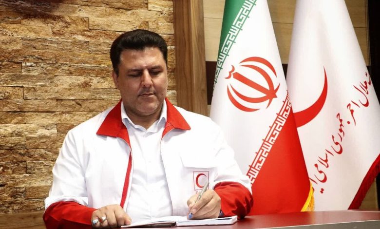 بهره مندی۶۶۰ مددجوی گلستانی از کمک درمانی هلال احمر 1 4576345 به گزارش خبرنگار مهر، قاسم غریبآبادی، عصر یکشنبه در جمع خبرنگاران استان گلستان اظهار کرد: طی ۶ ماهه نخست امسال مبلغ یک میلیارد و ۵۱۰ میلیون تومان به منظور تأمین بخشی از هزینههای درمانی خانوادههای کم برخوردار توسط جمعیت هلال احمر استان هزینه شده است. مدیرعامل جمعیت هلالاحمر گلستان گفت: طی این مدت ۶۶۰ نفر از مراجعین از حمایتهای درمانی و مددجویی هلال احمر برخوردار شدهاند. وی با اشاره به اینکه هلال احمر در تلاش است دغدغههای خانوادههای کم برخوردار را در حوزه پرداخت هزینههای درمانی کم کند، خاطر نشان کرد: کمک هزینههای انجام شده در چهار بخش کمکهای دارویی، خدمات کلینیکی و پارا کلینیکی، توانبخشی و درمانی شامل فیزیوتراپی، کار درمانی و درمانگاه و همچنین هزینههای بستری بیماران کم برخوردار بوده است. وی توضیح داد: با تخصیص چهارمین مرحله از کمکهای حمایتی درمانی سازمان داوطلبان به استانها در آبان ماه، کمکهای دارویی و درمانی استان به افراد کم برخوردار ادامه خواهد یافت.