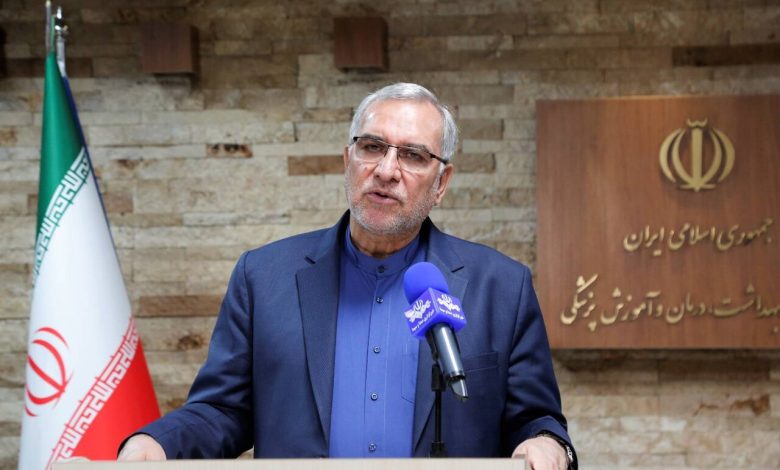 آمادگی کادر سلامت ایران برای اعزام به غزه 1 4593667 به گزارش خبرگزاری مهر، بهرام عیناللهی، در گفتگوی تلفنی با تلویزیون، گفت: به دنبال وقوع فاجعه انسانی در غزه، جمهوری اسلامی ایران، این آمادگی را دارد تا نسبت به خدمت و کمک به مصدومان و مجروحان ناشی از تهاجم رژیم صهیونیستی، اقدام کند. وی با تلخ خواندن حمله به مراکز درمانی و کشته و مجروح ساختن کادر درمانی که مشغول خدمت به بیماران هستند، افزود: در پی فاجعه تروریستی رژیم صهیونیستی در بیمارستان المعمدانی، جمهوری اسلامی ایران کاملاً آماده است که کادر سلامت را داوطلبانه عازم غزه کند.