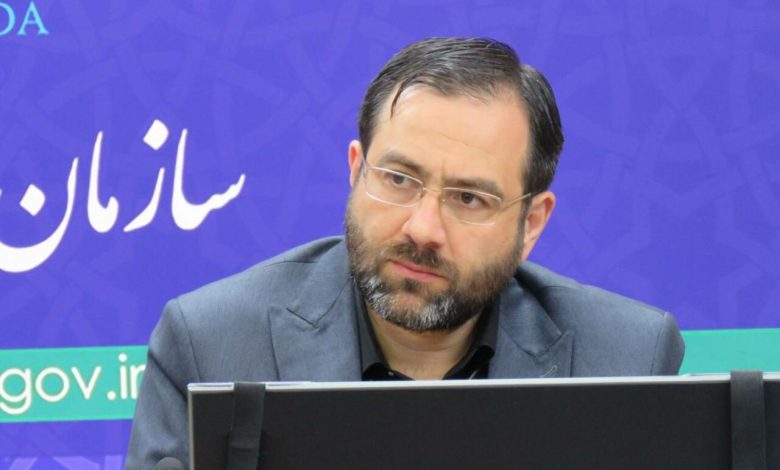 تولید شیرخشک تا اواخر آبان نیاز داخلی را تأمین میکند 1 4651720 2 به گزارش خبرگزاری مهر، حیدر محمدی، با اشاره به اینکه کمبودی در خصوص تأمین انواع شیرخشکهای رژیمی، متابولیک و غذای ویژه وجود ندارد، گفت: شیرخشکهای معمولی (رگولار)، ۵ تولیدکننده در کشور دارد و به دلایل آنچه در مورد ابطال ثبت سفارشها توضیح داده شد در اوایل سال ماده اولیه کمتری وارد و برخی شرکتها اوایل شهریور با مشکل تأمین ماده اولیه مواجه شدند، اما با اقدامات صورت گرفته ماده اولیه تأمین و شرکتها به ما قول دادهاند که در اواخر آبان تولید شیرخشک کفاف نیاز داخل را بدهد. رئیس سازمان غذا و دارو با اشاره به اینکه نیاز کشور به شیرخشکهای معمولی ماهانه ۵ میلیون قوطی است و با ثبت سامانهای میزان مصرف شفاف خواهد شد، افزود: در صورتی که دو شرکت بزرگ که ۸۶ درصد نیاز کشور را تأمین میکنند به تعهدات خود عمل کنند، مشکلی از لحاظ تأمین شیرخشک نخواهیم داشت. وی گفت: داروخانههایی که در ثبت سامانه کوتاهی کنند، سهمیهای نخواهند داشت.