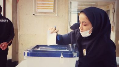 4681414 به گزارش خبرگزاری مهر، علیرضا زالی رئیس هیئت اجرایی ششمین دوره انتخابات نظام پرستاری استان تهران اظهار کرد: با توجه به مواد ۴۲ و ۴۳ آئین نامه اجرایی انتخابات و نظر و تصمیم هیئت مرکزی نظارت استان تهران، فرایند انجام انتخابات با شفافیت و صحت کامل تأیید شد. وی خاطرنشان کرد: انتخابات نظام پرستاری جمعه هفتم مهرماه در چهار حوزه انتخابیه شهر تهران، اسلامشهر، شهریار و شهر ری با ۵۳ صندوق ثابت و سیار انجام شد. زالی با اشاره به افزایش ۲۵۰ درصدی مشارکت در این انتخابات نسبت به دوره قبل، از تلاش تیم‌های اجرایی، نظارتی، حراستی و پشتیبانی و کلیه افراد مشارکت کننده در برگزاری ایمن و دقیق انتخابات بر اساس آئین نامه و قوانین مربوطه قدردانی کرد. وی اظهار امیدواری کرد نتایج این انتخابات به اصلاح، رشد و تعالی حرفه پرستاری، حفظ حقوق پرستاران و مردم، اجرای صحیح و دقیق مقررات و اخلاق پرستاری، به عنوان اهداف تشکیل سازمان نظام پرستاری کشور منجر شود.