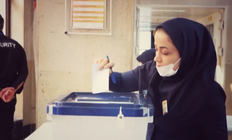 منتخبان نظام پرستاری در استان تهران معرفی شدند + اسامی 1 4681414 به گزارش خبرگزاری مهر، علیرضا زالی رئیس هیئت اجرایی ششمین دوره انتخابات نظام پرستاری استان تهران اظهار کرد: با توجه به مواد ۴۲ و ۴۳ آئین نامه اجرایی انتخابات و نظر و تصمیم هیئت مرکزی نظارت استان تهران، فرایند انجام انتخابات با شفافیت و صحت کامل تأیید شد. وی خاطرنشان کرد: انتخابات نظام پرستاری جمعه هفتم مهرماه در چهار حوزه انتخابیه شهر تهران، اسلامشهر، شهریار و شهر ری با ۵۳ صندوق ثابت و سیار انجام شد. زالی با اشاره به افزایش ۲۵۰ درصدی مشارکت در این انتخابات نسبت به دوره قبل، از تلاش تیمهای اجرایی، نظارتی، حراستی و پشتیبانی و کلیه افراد مشارکت کننده در برگزاری ایمن و دقیق انتخابات بر اساس آئین نامه و قوانین مربوطه قدردانی کرد. وی اظهار امیدواری کرد نتایج این انتخابات به اصلاح، رشد و تعالی حرفه پرستاری، حفظ حقوق پرستاران و مردم، اجرای صحیح و دقیق مقررات و اخلاق پرستاری، به عنوان اهداف تشکیل سازمان نظام پرستاری کشور منجر شود.