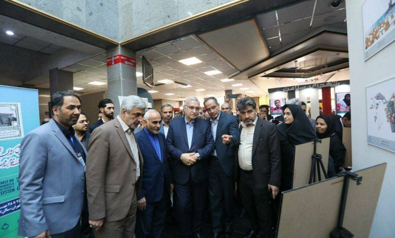 عین اللهی از نمایشگاه دستاوردهای حوزه بهداشت بازدید کرد 1 4703069 به گزارش خبرگزاری مهر، نخستین همایش کشوری تجلیل از دستاوردها و تکریم فعالان نظام بهداشت کشور در دولت سیزدهم، از ۲۵ تا ۲۸ مهر، در مرکز همایشهای بینالمللی رازی برگزار میشود. بهرام عیناللهی وزیر بهداشت، در اولین روز این همایش که در مرکز همایشهای رازی دانشگاه علوم پزشکی ایران برگزار میشود، حضور یافت و از نمایشگاهی که با هدف تجلی دستاوردهای حوزه بهداشت در حاشیه این همایش برپا شده است، بازدید کرد.