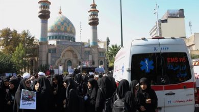 4704494 به گزارش خبرنگار مهر، محمد اسماعیل توکلی ظهر چهارشنبه در جمع خبرنگاران درباره تمهیدات این مرکز برای برگزاری اجتماع مردمی امروز (چهارشنبه) در میدان انقلاب گفت: اورژانس استان تهران برای این مراسم با ۹ موتورلانس، هشت دستگاه آمبولانس و یک دستگاه اتوبوس آمبولانس مستقر خواهد کرد تا در صورت نیاز هموطنان به خدمات درمانی خدمت لازم را به آن‌ها ارائه دهد. رئیس مرکز اورژانس استان تهران افزود: استقرارهای اورژانس از ساعت اولیه مراسم آغاز شده و تا پایان مراسم ادامه خواهد داشت.‌ توکلی تاکید کرد: هر یک از هموطنان که در این مراسم به خدمات درمانی نیاز پیدا کردند می‌توانند علاوه بر تماس با شماره ۱۱۵ برای دریافت خدمات فوریت‌های پزشکی به کارشناسان اورژانس اورژانس استان تهران حاضر در مراسم مراجعه کنند