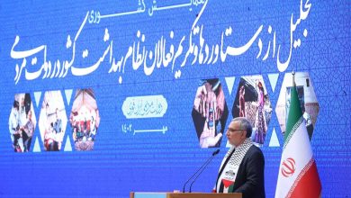4706944 به گزارش خبرگزاری مهر، بهرام عین اللهی، در مراسم تقدیر از فعالان نظام بهداشت کشور که در مرکز همایش‌های بین‌المللی اجلاس سران تهران برگزار شد، با اشاره به ارائه خدمات بهداشتی در دورترین و صعب العبورترین نقاط کشور به مردم، گفت: نیروهای بهداشتی از مردم و برای مردم هستند و در بحران‌های مختلف، آخرین افرادی هستند که از روستاها خارج می‌شوند که این رفتار نشان دهنده فداکاری و ایثار آنها است.