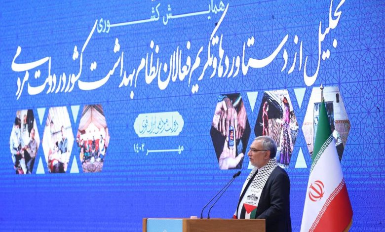 راه اندازی واحدهای سراج برای پیشگیری از آسیبهای روانی و اجتماعی 1 4706944 به گزارش خبرگزاری مهر، بهرام عین اللهی، در مراسم تقدیر از فعالان نظام بهداشت کشور که در مرکز همایشهای بینالمللی اجلاس سران تهران برگزار شد، با اشاره به ارائه خدمات بهداشتی در دورترین و صعب العبورترین نقاط کشور به مردم، گفت: نیروهای بهداشتی از مردم و برای مردم هستند و در بحرانهای مختلف، آخرین افرادی هستند که از روستاها خارج میشوند که این رفتار نشان دهنده فداکاری و ایثار آنها است.