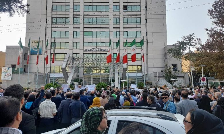 درمانگران اعتیاد به تصمیمات وزارت بهداشت معترض شدند 1 4710891 به گزارش خبرگزاری مهر، درمانگران اعتیاد با توجه به توافقات قبلی که میان وزارت بهداشت، ستاد مبارزه با مواد مخدر، کمیسیون بهداشت و درمان مجلس، سازمان نظام پزشکی و…، صورت گرفته بود، عنوان داشتند که وزارت بهداشت نسبت به آن توافقات بی اعتنا بوده و اقداماتی را انجام میدهد که باعث تضعیف خدمات مراکز ترک اعتیاد شده است.