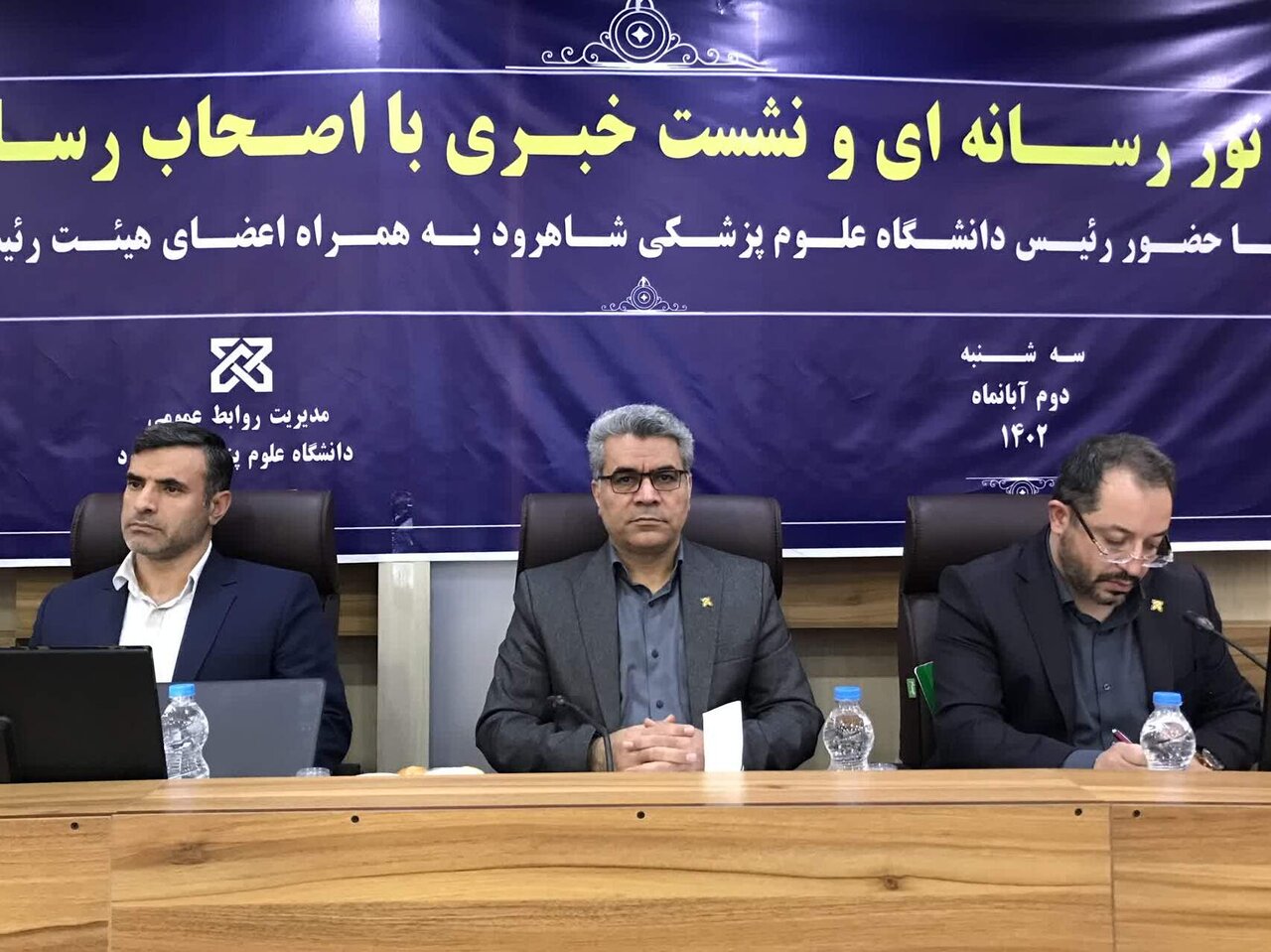 4712762 به گزارش خبرنگار مهر، حسین شیبانی شامگاه سه شنبه در ادامه تور رسانه‌ای نیم‌روزه بازدید از پروژه‌های دانشگاه علوم پزشکی شاهرود و در نشست خبری با حضور خبرنگاران و اصحاب رسانه به میزبانی سالن جلسات این دانشگاه ضمن بیان اینکه هر کاری که در حوزه سلامت قرار هست انجام دهیم باید توجیه پذیر و با سرعت و ادامه‌دار باشد، ابراز داشت: نباید از حوزه بهداشت و درمان غافل شد بلکه باید به شایع‌ترین‌ها توجه کرد.