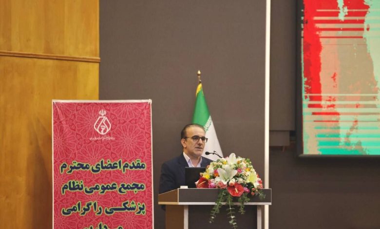 مداخلات غیر مجاز در پزشکی در حال تبدیل شدن به بحران است 1 4715463 به گزارش خبرگزاری مهر، محمد رئیس زاده، روز جمعه ۵ آبان ۱۴۰۲ در جلسه مجمع عمومی سازمان نظام پزشکی با تبریک به هیأت رئیسه جدید شورای عالی سازمان نظام پزشکی، گفت: اخیراً در کمیسیون تلفیق مجلس فردی ناگهان پیشنهاد داده که چون امضای الکترونیک در انحصار نظام پزشکی است و نباید این طور باشد، پیشنهاد شده که امضای الکترونیک را وزارت بهداشت بررسی و رصد کند و نظام پزشکی و برخی مراکز اجازه صدور آن را داشته باشند.