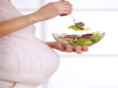 كاهش وزن بعد از زايمان 2 a368b <p>خانم
الف-د با موجي از استرس و ناراحتي همراه با شوهر خود وارد دفتر مشاوره مي شود. با
چشماني نگران مي پرسد: من چند ماهه مي توانم به وزن قبل بارداري برگردم؟از
سن بچه ايكه در اغوش پدر خوابيده مي توان حدس زد كه بيشتر از يكماه از زايمان اين
خانم نگذشته است. اورا به ارامش دعوت كرده و برايش توضيح داده مي شود كه: یکی
از عمده نگرانیهای تازهمادران پس از دوره طولانی بارداری، رسیدن به وزن قبلی و
حتی تناسب اندام است. خیلی از خانمها تصور میکنند بارداری فرم طبیعی بدنشان را
تغییر خواهد داد و گریزی از آن نیست. به همین دلیل هم با ناامیدی به زندگی
ادامه داده و در صدد راهی برای رسیدن به وزن قبلی نیستند. حال آن که تا رسیدن به
تناسب اندام راهی نیست. البته رژیم گرفتن را در این دوران هرگز توصیه نمیشود.
آنچه شما را در رسیدن به تناسب اندام کمک میکند، فقط تحرک و فعالیت جسمانی در
محدوده طبیعی است. بهتر است سلامتي فرزند خود را در الويت قرار داده و بعد از
گذراندن دوران طلايي شيردهي كم كم به تناسب اندام خود بينديشند. رعايت نكات ويژه زير
به زنان بعد از دوران بارداري
توصيه مي شود:
1انجام
فعالیتهای سبک ورزشی پس از گذشت شش هفته از زایمان اشکالی ندارد. یک هفته پس از
زایمان در صورتی که شما زایمان طبیعی داشتهاید، میتوانید ۳۰ دقیقه و سه بار در
هفته پیادهروی کنید و ورزشهای سبک انجام دهید. به تدریج و با افزایش قدرت بدنی
میتوان طول مدت و دفعات پیادهروی را افزایش داد.۲٫اگر
زایمان شما به طریق سزارین بوده است شش تا هشت هفته صبر کنید. میتوانید در خانه قدم بزنید زیرا این
قدمزدن به بهبود زخم عمل جراحی شما کمک میکند. اما ورزش در بیرون از منزل را تا
شش هفته به تاخیر بیندازید.۳٫به
یاد داشته باشید که مفاصل و رباطهای شما به مدت سه تا پنج ماه زمان میبرد تا
قدرت گذشته را پیدا کند. بنابراین از انجام ورزشهای سنگین بپرهیزید.۴٫اگر
میخواهید در کلاسهای ورزشی شرکت کنید، حتیالمقدور در کلاسهایی ثبتنام کنید که
مربی ورزش با ورزشهای پس از زایمان آشنا باشد.۵٫ورزش
برای زنانی که تازه مادر شدهاند بسیار خوب است حتی از بروز افسردگیهای پس از
زایمان جلوگیری میکند اما این ورزشها چند ماه پس از زایمان نباید موجب خستگی و
فشار زیاد شوند.۶٫انجام
ورزشهای سبک لگن و شکم بسیار مناسب است. بازگشت به شکل اولیه پس از زایمان طی چند
روز هرگز اتفاق نمیافتد و تدریجی است و اغلب پس از سه ماه انجام بعضی ورزشهای
خاص، بدن مادر به وضعیت اولیه برمیگردد. با شروع ورزشهای سبک و با پیادهرویهای
کوتاهمدت، عضلات کف لگن کمکم قدرت قبلیشان را به دست میآورند.۷٫شما
میتوانید پس از مراجعه به پزشک پس از شش هفته و اطمینان از سلامت خود، ورزشهای
کششی را شروع کنید. خوابیدن به پشت و انقباض عضلات شکم و لگن، چرخش کمر، خمشدن،
بلندکردن پاها زمانی که به پهلو دراز کشیدهاید و ورزشهایی از این قبیل موجب
تقویت عضلات و بازگشت وضعیت بدنی به شکل اولیه میشود. این اتفاقات تدریجی است و
زمانی شما به شکل اولیه خود بازمیگردید که هر روز این ورزشها را انجام دهید.۸٫وزنی
که شما در طول بارداری به دست آوردهاید، به یک باره از دست نمیدهید. چربی که در
طول بارداری در بدن شما ذخیره شده است، با شیردهی از بین میرود. بنابراین سعی نکنید
رژیم بگیرید. شیردهی به از دست دادن وزنتان کمک میکند. </p>