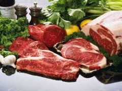 a665b 1 <p>پروتئین و واحد های سازنده ان (اسید های امینه) در بسیاری از فعالیت
های شیمیایی ، فیزیکی و روانی تاثیر نمایانی دارند.نقش اساسی پروتئین ها را در رشد مغزی و افزایش بهره هوشی نمی توان
نادیده گرفت.متاسفانه بدن انسان قادر به ساخت بعضی اسید امینه  ضروری
موردنیاز خود نیست.این مواد باید حتما در جیره غذایی روزانه موجود باشند.گوشت یکی
از منابع غنی از این مواد ضروری برای بدن است.مصرف روزانه حداقل 150 گرم گوشت برای
هر فرد ضروری است.</p>