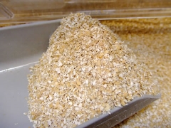 a699b 1 <p>وغیرمستقیم
از بیماری های قلبی وعروقی پیشگیری میکند.سبوس دارای فیبر فراوان میباشد.مصرف
بیش  از حد سبوس میتواند مشکل ساز شود ونیز باعث کاهش جذب املاح دو ظرفیتی
خواهد شد.مثلا کلسیم و اهن و روی به ترکیب های موجود در فیبر سبوس مانند فیتات ها
و فسفات هت متصل میشوند و جذبشان کاهش پیدا میکنند.سرشار از
کلسیم،فسفر،سدیم،پتاسیم،حاوی انواع پلی ساکارید ها  نظیر نشاسته
ودکسترون.کاهش کلسترول،درمان کم خونی،رفع یبوست،سوءهاضمه،ضعف عمومی بدن،نفخ ودرد
بدن،وتنگی نفس،مقوی قلب،مفید برای افراد مبتلا به نقرس،کاهش وزن،تخفیف درد ودارای
خاصیت ضد التهابی.</p>