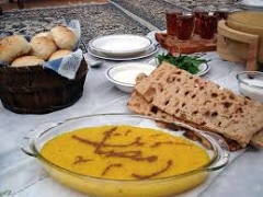 تغذیه صحیح در ماه مبارک رمضان 1 a819b 1 <p>متخصصان تغذیه
توصیه میکنند افراد روزه دار همانند زمانیکه روزه نیستند 3 وعده غذا بخورند که
شامل : افطار ، شام و سحر است صرف غذا در دفعات کمتر از 2 بار توصیه نمیشود چون
فاصله بین افطار تا سحر 16-17 ساعت است.وعده ی غذایی
در سحرباتوجه به
طولانی بودن روز در فصل تابستان بهتر است وعده ی سحری خصوصیات نهار را داشته باشد تا
از ایجادگرسنگی در طول روز پیشگیری شود .در فاصله ی افطار تا سحر نیز باید یک شام
سبک مصرف شود .توصیه میشود در وعده ی سحری مقدار مناسبی سبزیجات مصرف شود زیرا
سبزی ها با دارا بودن مواد مغذی مختلف و آب علاوه بر تامین ویتامین و مواد معدنی
از تشنگی فرد در طول روز نیز جلوگیری میکند.مصرف مواد غذایی شیرین در وعده ی سحری
توصیه نمیشود زیرا با تحریک انسولین و ورود قند به سلول ها باعث کاهش قند خون و
احساس گرسنگی میشوند.وعده ی غذایی
افطاردر هنگام
افطار مصرف غذاهای سبک شامل شیر و لبنیات ، میوه و سبزی ، نان و غلات برای افزایش
قندخون توصیه میشود.مصرف سوپ ، آش کم حبوبات ، حلیم و مایعات موجب حفظ تعادل آب و
مواد معدنی روزه دار میشود.استفاده از میوه و سبزی در فاصله افطار تا سحر از بروز یبوست
جلوگیری میکند.بین افطار و
سحرتوصیه میشود
از مواد غذایی که به آهستگی هضم میشوند و حاوی کربوهیدرات های پیچیده اند مانند
گندم و جو ، حبوبات مثل عدس ، لوبیا ، نان سبوس دار و غذاهای حاوی فیبر مثل سبزی ،
حبوبات ، غلات ، میوه های با پوست مخصوصا سیب ، گلابی ...استفاده شود.پس از صرف
افطار از انواع میوه ،چای کمرنگ و سایر مایعات برای جبران کم آبی بدن نوشیده شود.نماز
خواندن نیز بدلیل درگیر شدن تمامی مفاصل ، یک ورزش با شدت متوسط شناخته میشود که با سوزاندن کالری همراه است .چند عادت غلط
و رایج در هنگام افطار و سحر·
مصرف آب سرد در شروع
افطار جای آن میتوانید از چای و خرما استفاده کرد برای کنترل پرخوری·
مصرف زولبیا و بامیه که
میتوانید آن را با خرما و کشمش جایگزین کنید·
مصرف زیاد آب که سبب
اختلال در هضم مواد غذایی شده·
نوشیدن زیاد چای بخصوص پر
رنگ چون با افزایش ادرار باعث از دست رفتن
نمک های معدنی میشود·
مصرف تنقلات زیاد بین
افطار و سحر چون این مواد دیرهضمند و میل به خوردن سحری را کاهش میدهندبرای مشاهده ی آخرین پیشنهادات ویژه و تخفیف های فوق العاده به وب سایت جدید ما به آدرس زیر مراجعه کرده و در کلوپ مشتریان ثبت نام کنید برای مشاهده ی آخرین پیشنهادات ویژه و تخفیف های فوق العاده به وب سایت جدید ما به آدرس زیر مراجعه کرده و در کلوپ مشتریان ثبت نام کنید www.ideal-clinic.irwww.ideal-clinic.irفقط خانومها بخوانند ... !!!فقط خانومها بخوانند ... !!!تنگ کردن واژن با جدیدترین تکنولوژی آمریکا هم اکنون در کلینیک ایده آلبرای اطلاعات بیشتر و مشاهده فیلم روی لینک زیر کلیک کنیدتنگ کردن واژن با لیزر</p>