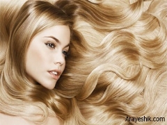 a948b 1 داشتن موهای سالم و زیبا مستلزم توجه کافی و مراقبت شایسته از آن میباشد.بهترین روش ها برای حفظ سلامت پوست و مو راههای طبیعی هستند که در آنها استفاده از مواد شیمیایی به حداقل رسیده و به این ترتیب از اثرات جانبی آنها نیز اجتناب می شود. توصیه های زیر به شما کمک می کند بدون استفاده از مواد شیمیایی و صرف هزینه زیاد به سلامت موهای خود کمک کنید:1- هنگام خواب به موهایتان روغن زیتون یا روغن خردل بمالید و صبح روز بعد آنها را شستشو نمایید.2- روغن خردل را بجوشانید و با آن به طور مرتب موها را ماساژ دهید.3- برای حفظ سلامت مو و پوست همیشه رژیم غذایی متعادلی داشته باشید و ورزش را فراموش نکنید. نوشیدن مقادیر کافی آب در روز و خوردن میوه و سبزی تازه بهترین راه داشتن موهای سالم و با طراوت میباشد.4- استفاده از عصاره شنبلیله نیز 2 تا 3 بار در هفته برای حفظ طراوت موها مفید است.5- حتی اگر مایلید موهایتان بلند شود 5-4 هفته یک بار کمی آنها را کوتاه نمایید.6- مالیدن مخلوط روغن نارگیل با آب لیمو روی موها.7- موها را با کش های پلاستیکی قدیمی نبندید. این کش ها موجب شکستن تار مو می شوند. به جای آن از یک نوار قابل ارتجاع با پوشش پارچه ای استفاده کنید.8- موی خیس را به سختی شانه نزنید زیرا استحکام آن یک سوم قدرت موی خشک است و احتمال شکسته شدن آن وجود دارد ابتدا با حوله موی خیس را خشک کنید آنگاه بااستفاده از یک شانه به آرامی مو را شانه کنید.9- شستشوی مو با آب لیمو طراوت و درخشندگی را به آن می دهد.10- اگر به شوره سر دچار هستید یکی از قدیمی ترین روش ها استفاده از مخلوط سرکه و آب است به این صورت که طی شب پوست سر را به آن آغشته کرده صبح روز بعد نیز آن را با آب و سرکه شستشو دهید. پس از چند هفته شوره سر شما رفع خواهد شد.11- روش مناسب دیگر برای خلاص شدن از شوره سر این است که موها را با عصاره آبی بذر شنبلیله آغشته کرده پوست سر را با این عصاره ماساژ داده چند دقیقه بگذارید بماند و سپس شستشو دهید.12- مالیدن روغن زیتون و بادام بر پوست سر برای رهایی از شوره سر توصیه شده است.13- یکی دیگر از دستورالعمل های توصیه شده برای درخشندگی مو ها این است که موز را با عسل مخلوط کرده به مدت 40 -30 دقیقه اجازه دهید روی سر بماند و بعد شستشو نمایید.14- برای جلوگیری از سفید شدن مو نیز راههایی وجود دارد. یکی از این روش ها استفاده از مخلوط یک گیاه علفی به نام (Bhringraj (Eclipta elba ، Amala ، مرجان ، آهن و دانه کنجد سیاه است که در کاهش روند سفید شدن مو موثر شناخته شده است.15- روش مناسب دیگر برای داشتن موهای سالم مالیدن عصاره برگهای گشنیز سبز بر روی پوست سر است.به یاد داشته باشید انعکاس آنچه در بد ن اتفاق می افتد بر روی پوست و مو نمایان می شود. رژیم غذایی ناسالم و ناقص از نظر عناصر مهم برای سلامت ، بیماری ها و کمبود ویتامین ها و مواد معدنی بر کیفیت موی سر اثر دارد و مشکلاتی مانند شوره ، نازک شدن موها ، ریزش مو و سفید شدن زودرس را سبب میشود.