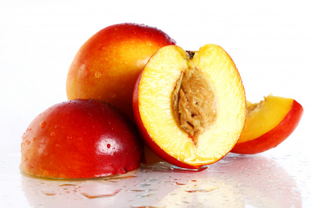 شلیل 1 fresh wet nictarine fruits 144627 17201 1 از نظر علم گیاهشناسی نام شلیل، prunus persican است. معنی این نام، آلوی ایرانی است هرچند این میوه دارای پوست نرم و صاف گونهای از هلو است که از کشور چین ریشه گرفته است. طعم این میوه شبیه هلو است و کمی حالت اسیدی آن بیشتر است. گوشت این میوه ممکن است زرد، سفید و یا صورتی باشد و خوشمزه و شیرین است. برخلاف هلو، این میوه نیازی به پوست گرفته شدن ندارد و بسیاری از افراد این میوه را به عنوان دسر مصرف میکنند. روش پخت این میوه مشابه هلو است. گاهی میوه هلو و شلیل با هم پیوند مییابند اما پوست کرک مانند هلو غالب است بنابراین میوه حاصل از پیوند این دو در واقه هلو است. ارزش تغذیهای میزان کالری شلیل از هلو کمتر است (۴۵ کالری در هر ۱۰۰ گرم). این میوه منبع خوب پتاسیم، فسفر و فیبر رژیمی ونیز ویتامینهای A و C است. خرید و نگهداری مانند هلو، شلیل هم پس از چیده شدن از درخت رسیدهتر نخواهد شد. بنابراین هنگام خرید شلیل های رسیده را انتخاب کنید. پوست میوه باید صاف و روشن باشد و آسیب و چروکی نداشته باشد. شلیل را میتوانید در دمای اتاق نگهدارید و یا در یخچال به مدت ۲ الی ۳ روز باقی میماند.