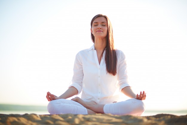 چگونه ذهن خود را برای کمتر خوردن تحریک کنیم؟! 1 woman doing yoga exercises beach 1098 1449 رژیم گرفتن از مواردی است که خیلی از افراد در طول دوره زندگی خود آن را تجربه میکنند.