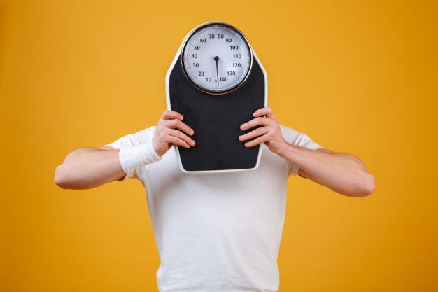 ده چاره برای نگه داری وزن کاهش یافتهتان 1 young sports man hiding face weight scales 171337 15875 ۱) از وسوسهها دوری کنید برای اینکه فرزندتان را در مسیر سبک زندگی سالمش نگه دارید به او بیاموزید که تا حد امکان از شرایط وسوسه کننده پیشین دوری کند.