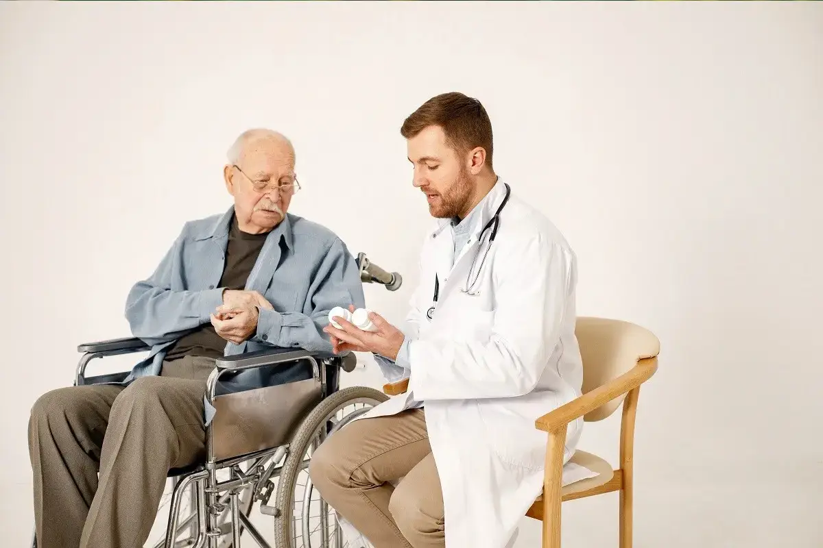 به نقل از رکنا؛ چرا پرستاری در منزل دیگر یک «انتخاب لوکس» نیست و به ضرورت اجتماعی تبدیل شده است؟ 2 a281c8c0 8e62 413c b1ba 7f5a1632c917 به نقل از گزارشی که خبرگزاری رکنا منتشر کرده، در حالیکه کمبود نیروی متخصص در بیمارستانها و مراکز درمانی به یکی از دغدغههای جدی حوضه سلامت تبدیل شده، خانوادههای ایرانی هر روز بیشتر به سمت راه حلی عملی و انسانی تر میروند.