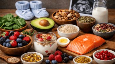 1418e92b a96b 4c43 bb53 4be9f1491b18 اولین قدم برای درمان نازایی، اصلاح تغذیه است. مصرف سبزیجات تازه، مغزها، ماهی، تخم مرغ و غلات کامل باعث تقویت تخمک و اسپرم می شوند. ویتامین هایی مثل فولیک اسید، ویتامین D، آهن و روی نقش مهمی در افزایش قدرت باروری دارند. در مقابل، فست فود، قند زیاد، نوشابه و چربی های ناسالم شانس بارداری را کاهش می دهند. البته در کنار تغذیه اصولی، مراجعه به بهترین دکتر نازایی نقش مهمی در تسریع روند درمان دارد زیرا ممکن است تنها با تغذیه این مشکل درمان نشود و نیاز به روش های تخصصی مانند آی وی اف (IVF) نیاز باشد.