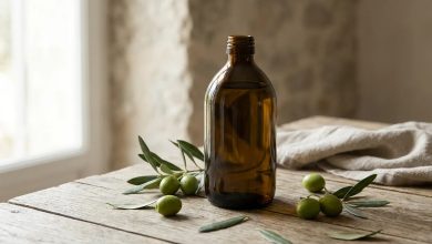 3d59a878 9f52 4003 bc25 a9a446be7878 روغن زیتون جزو سالم‌ترین روغن‌های خوراکی دنیاست؛ اما وقتی پای خرید می‌رسد، تنوع بالای محصولات بازار خیلی‌ها را سردرگم می‌کند.عبارت‌هایی مثل «فرابکر»، «بکر»، «تصفیه‌شده» یا «پرس سرد» روی برچسب‌ها دیده می‌شود، اما تفاوت واقعی آن‌ها چیست و کدام گزینه برای مصرف روزانه مناسب‌تر است؟